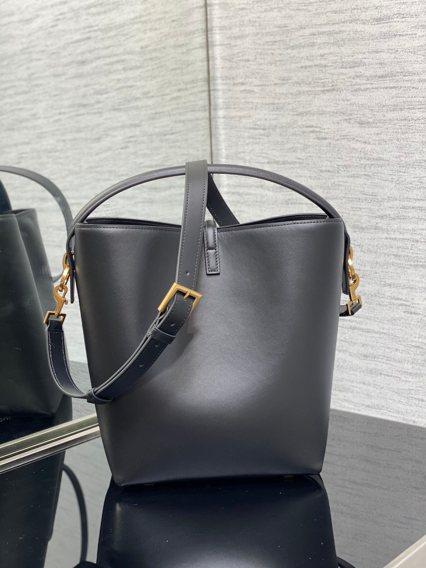 YSL Le 37 In Black Shiny Leather - 20 X 25 X 16 CM